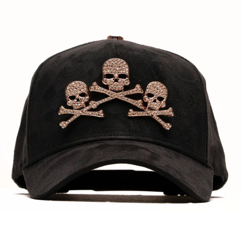 vista frontal de la gorra rose gold skulls 
