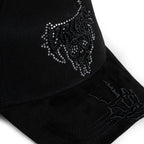 vista en zoom de la parte frontal gorra crime bordado con piedras