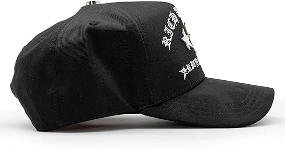 vista lado derecho de la gorra rich stars de barbas 