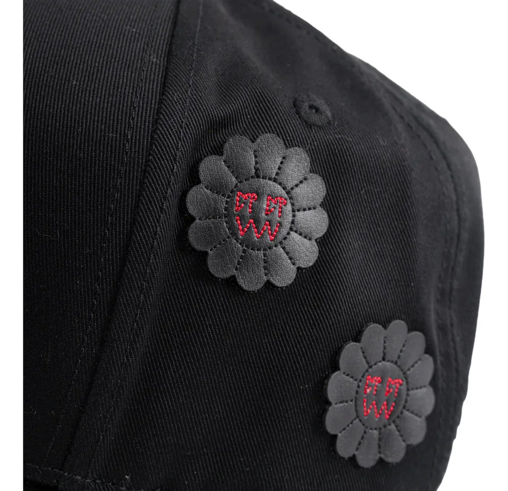 detalle de flor en piel de la gorra barbas hats x ct oriental tumbado