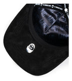 pin metalico debajo de visera de barbas hats scream