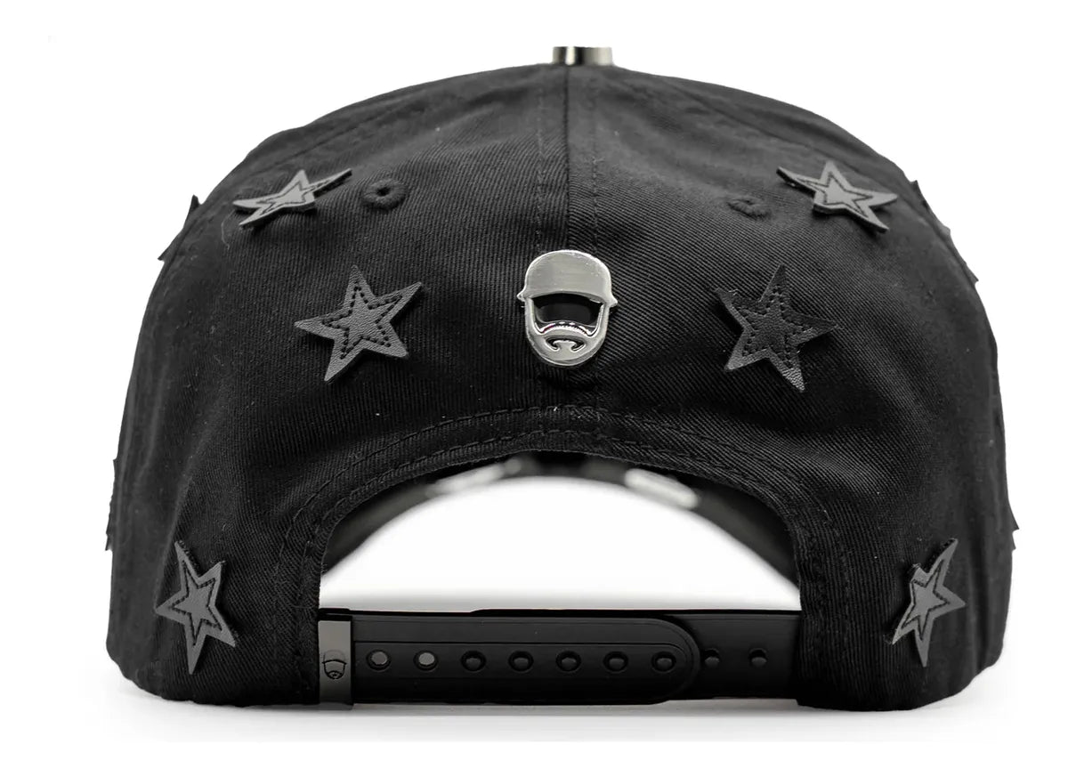 vista trasera de la gorra rich forever con pin metalico 