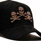 vista en zoom de gorra rose gold skulls parte frontal