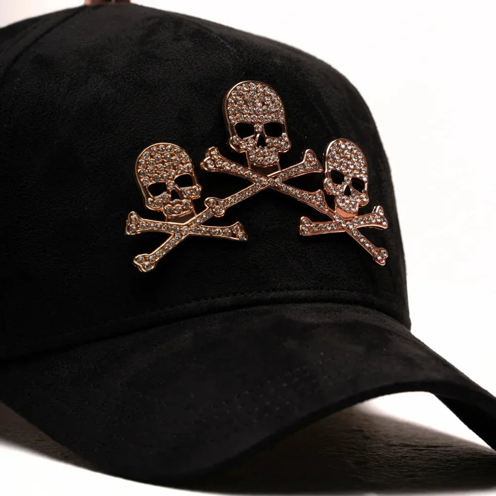 vista en zoom de gorra rose gold skulls parte frontal