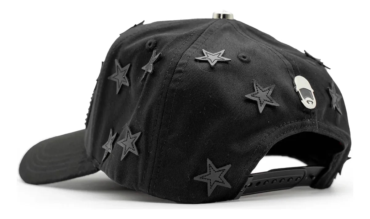 vista de rich forever parte trasera con pin metalico y estrellas 