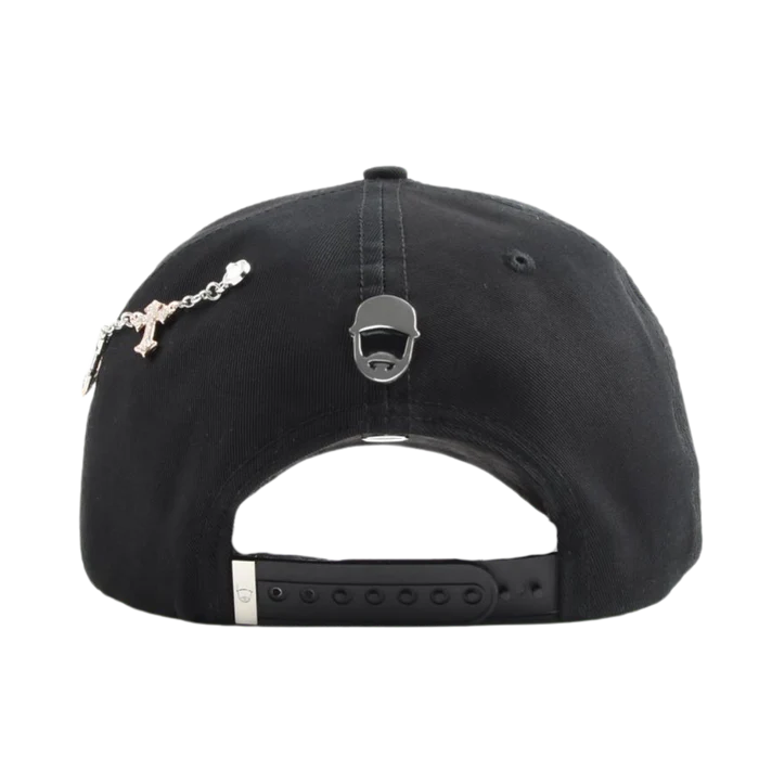 vista trasera con pin y cadena metalica gorra inferno 