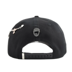 vista trasera con pin y cadena metalica gorra inferno 