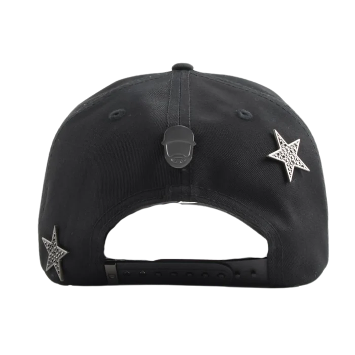 vista trasera de gorra dark nebula con pines metalicos