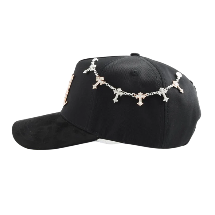 vista lateral izquierda gorra inferno con cadena 24k gold