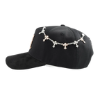 vista lateral izquierda gorra inferno con cadena 24k gold