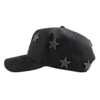 vista lateral izquierda de gorra dark nebula con pines en estrellas