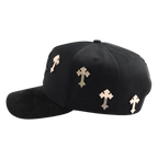 vista lateral izquierda de la gorra b cross con cruces en oro