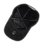 vista inferior gorra dark nebula satin negro y pin metalico