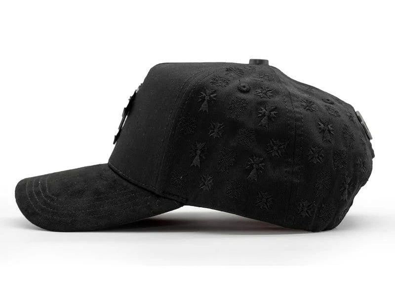 vista lateral izquierda gorra chrome blackout con bordados