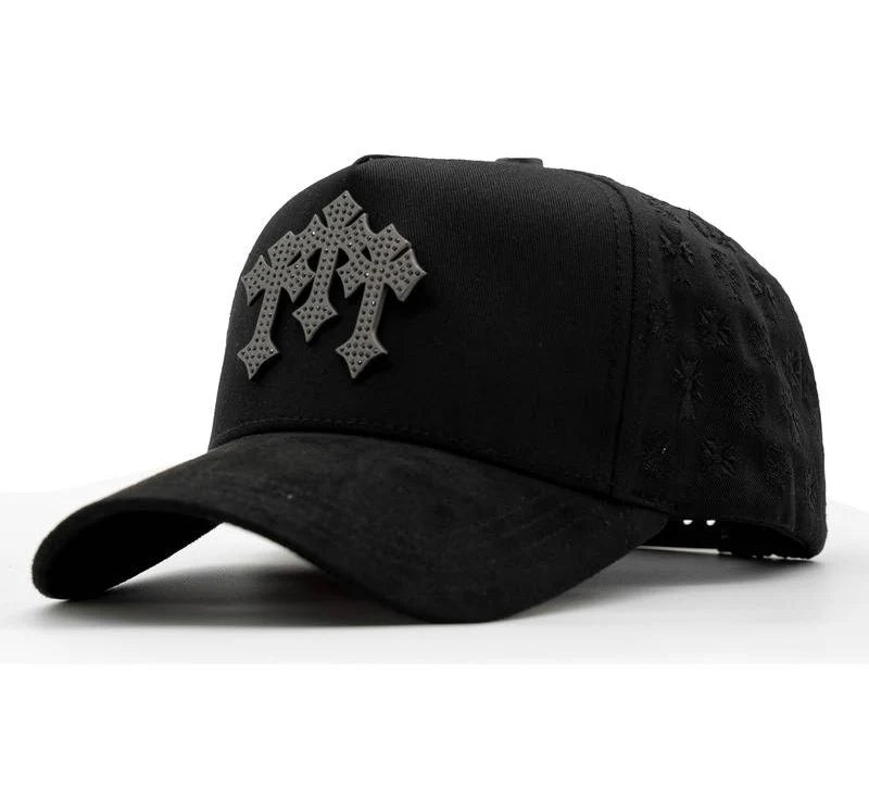 pin metalico en panel frontal gorra chrome blackout